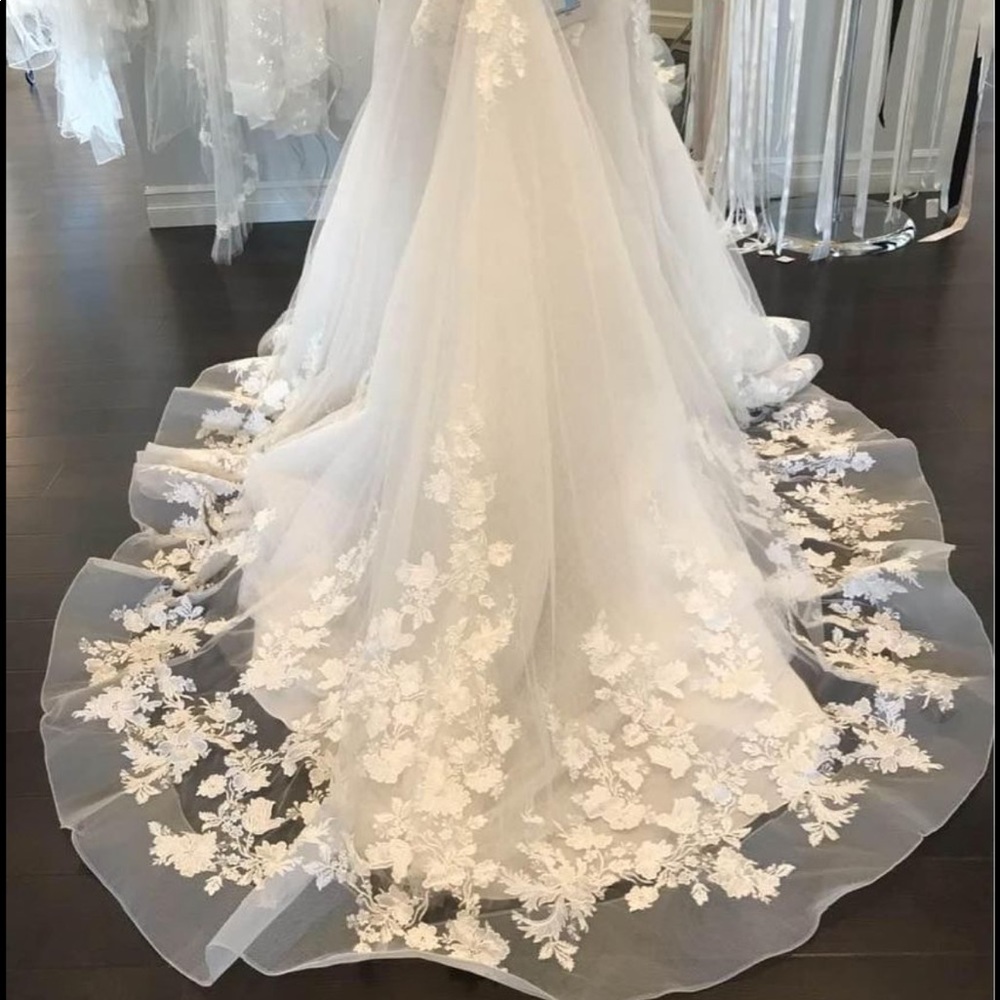 Wedding dress - Picture 4 of 5